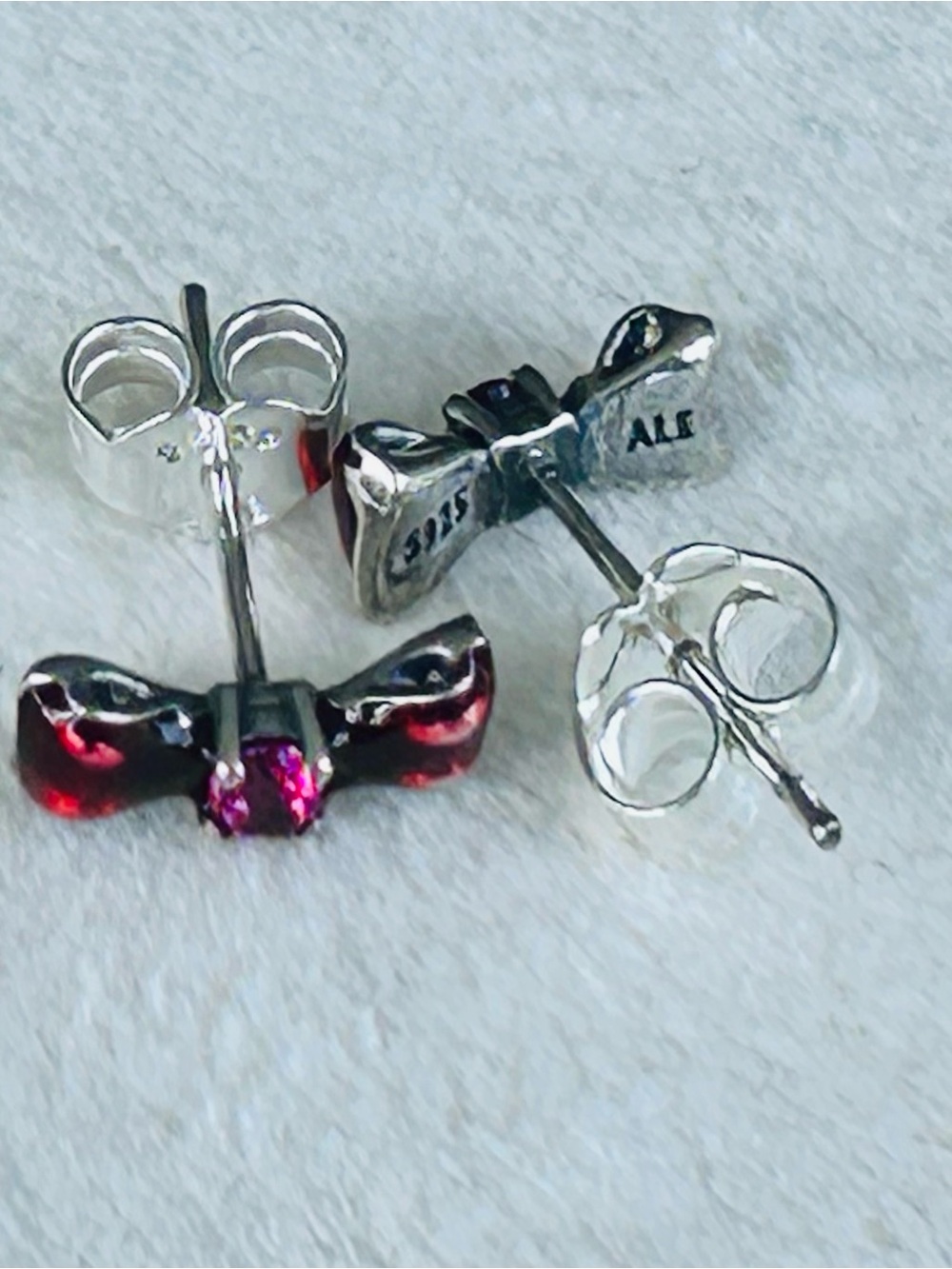 Disney Snow White Bow Stud Earrings
925s ale